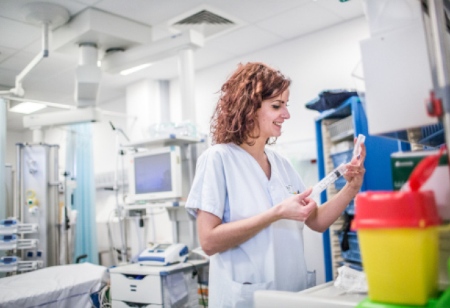 Photo d'une jeune femme infirmière 