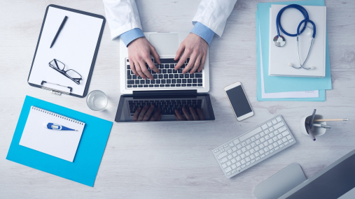 Photo de bureau d'un jeune médecin libéral